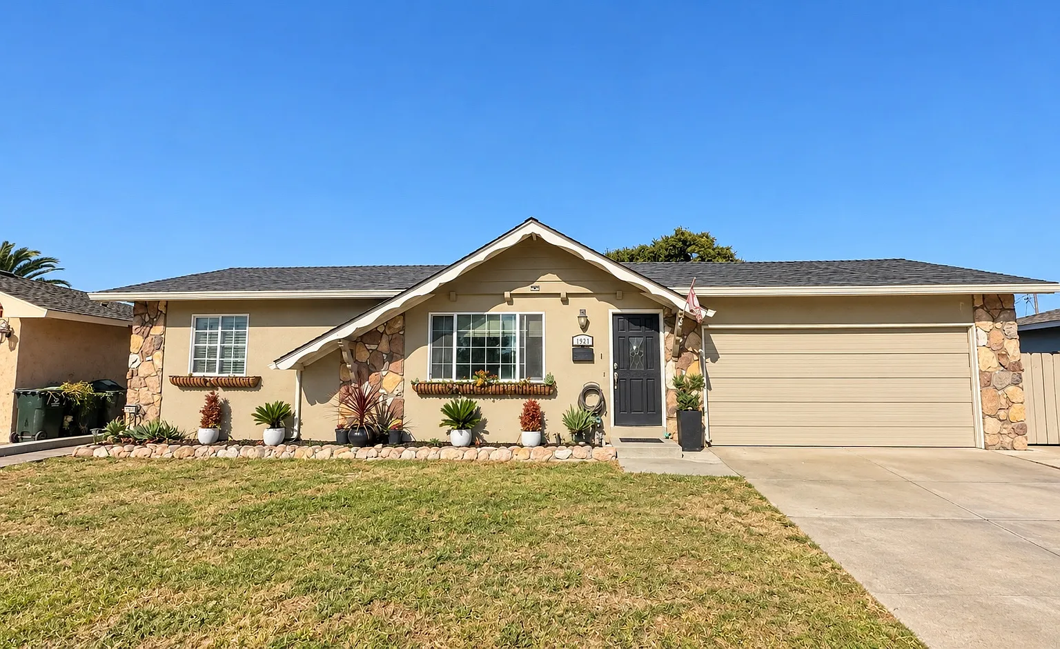 3 bed, 1101 sqft, $3,300 — Photo 1