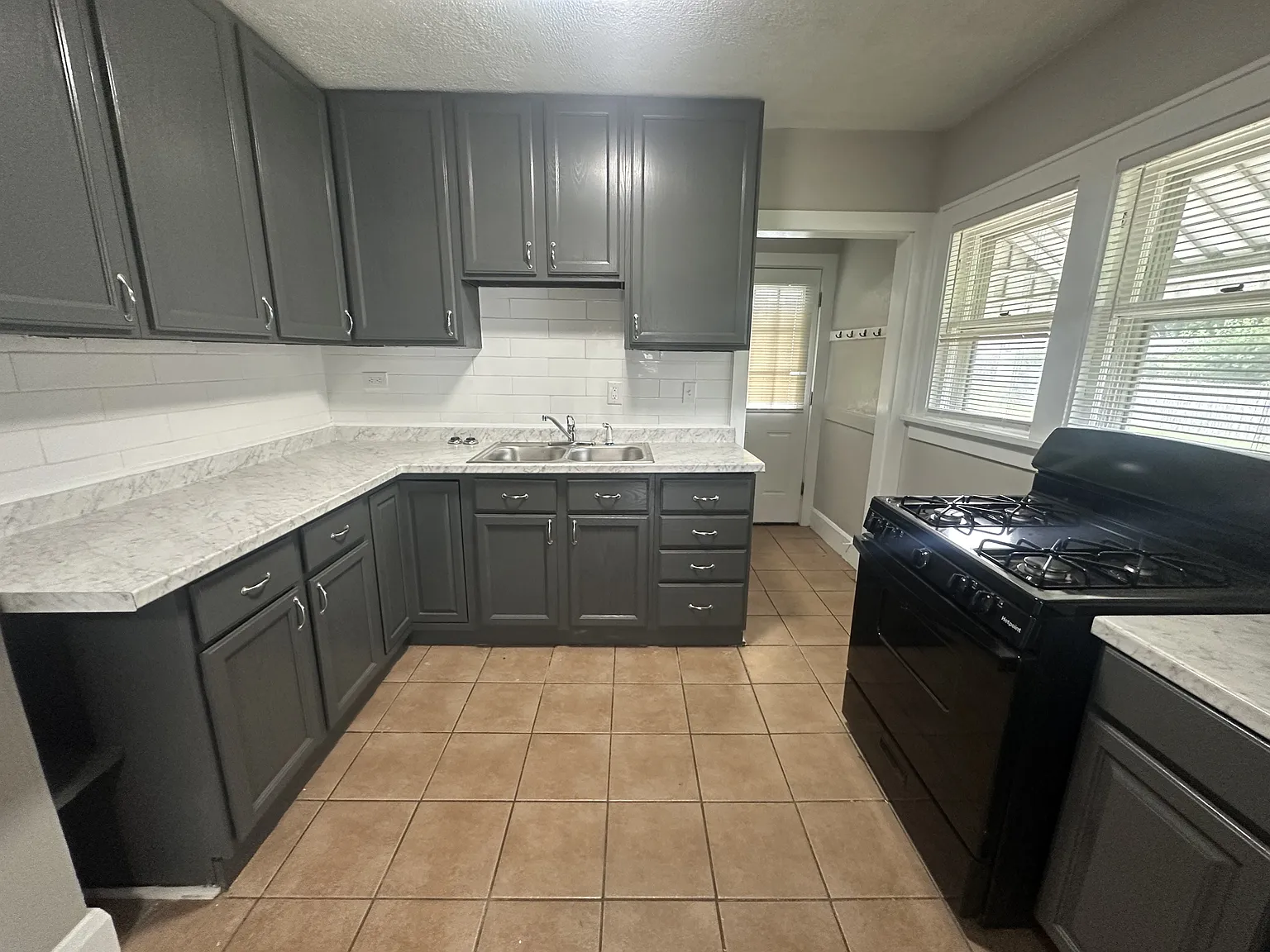 3 bed, 1121 sqft, $1,800 — Photo 4