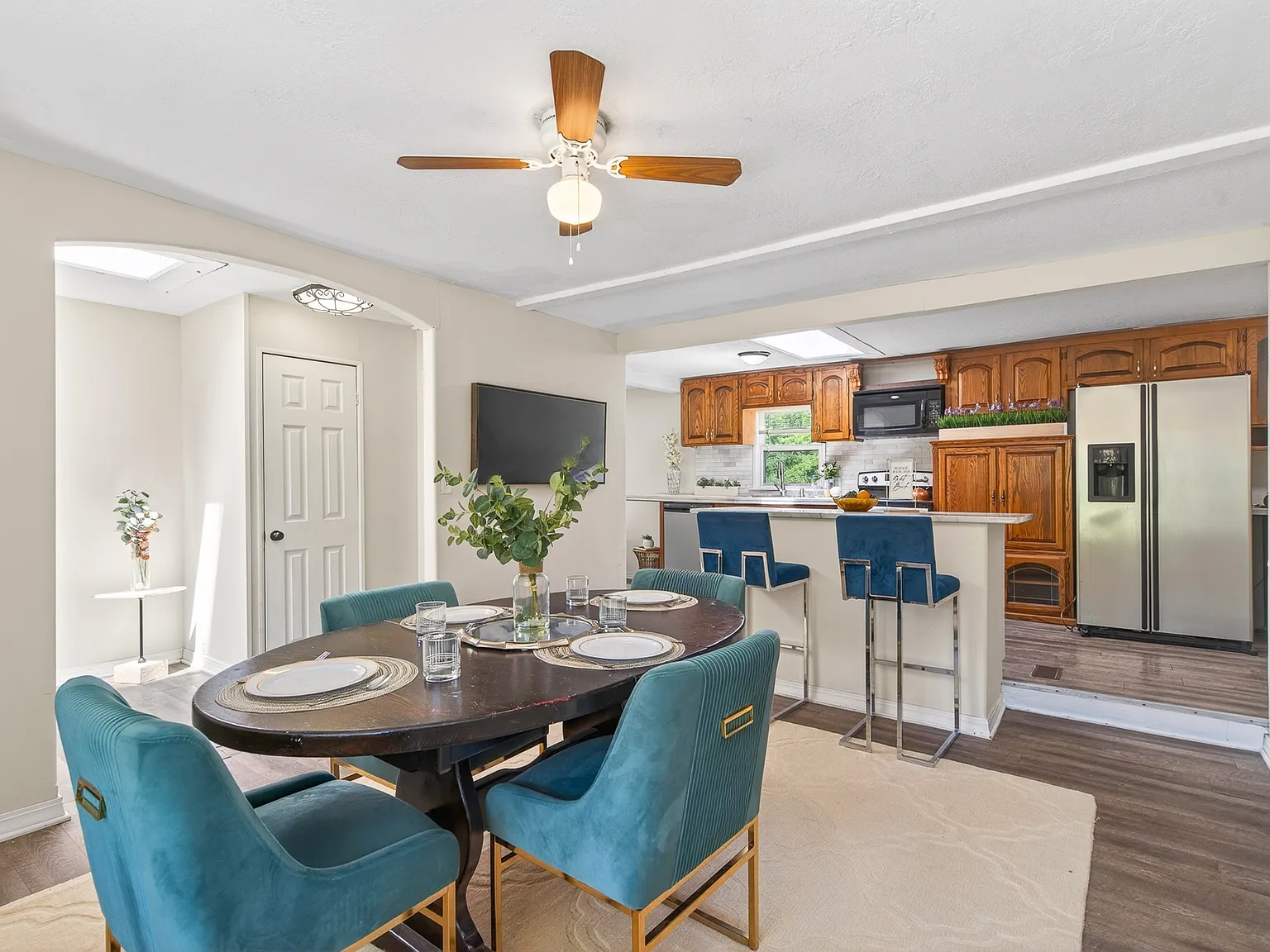 7 bed, 2400 sqft, $2,300 — Photo 2