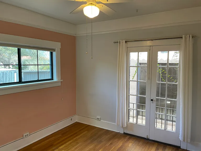 1424 E 10th St — Photo 9