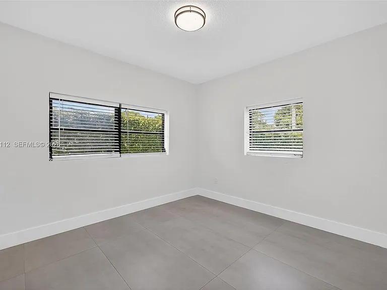 17150 NE 18th Ave — Photo 19