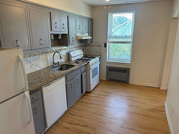 3rd image of 132-142 Franklin St #1