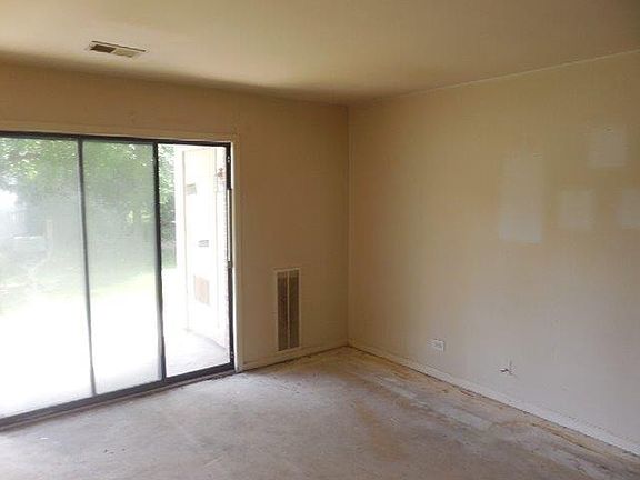 4th image of 928 Surrey Dr APT 1B