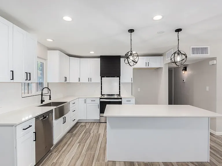 2222 E Blacklidge Dr — Photo 5