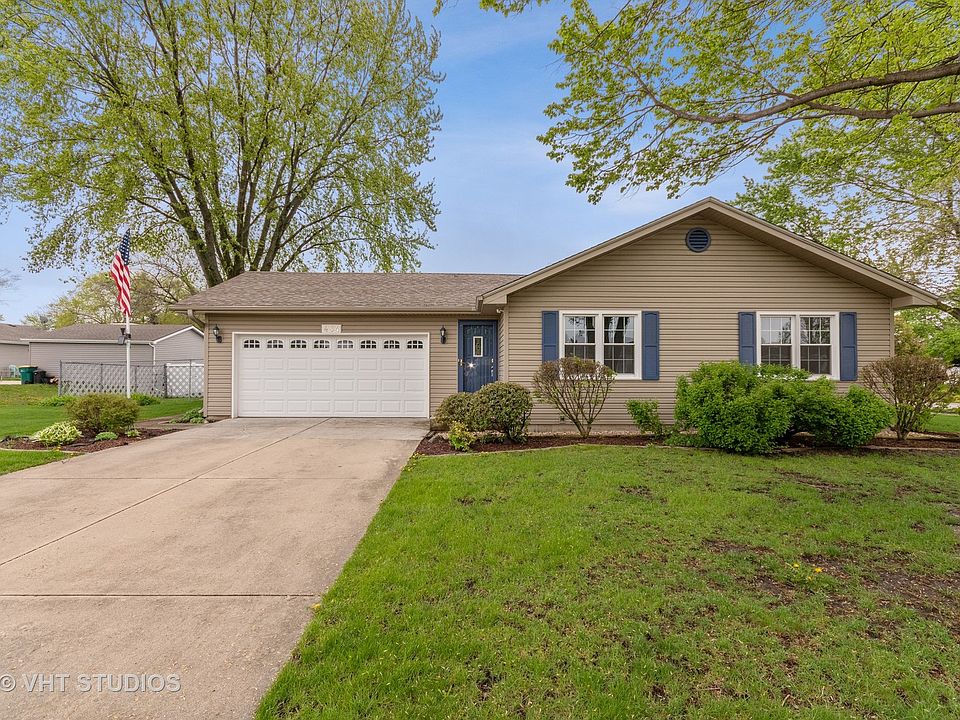 1st image of 484 Pinewood Dr