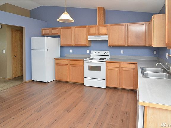 2nd image of 1411 201st St E