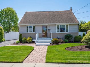 12 Cortelyou St W, Huntington Station, NY 11746