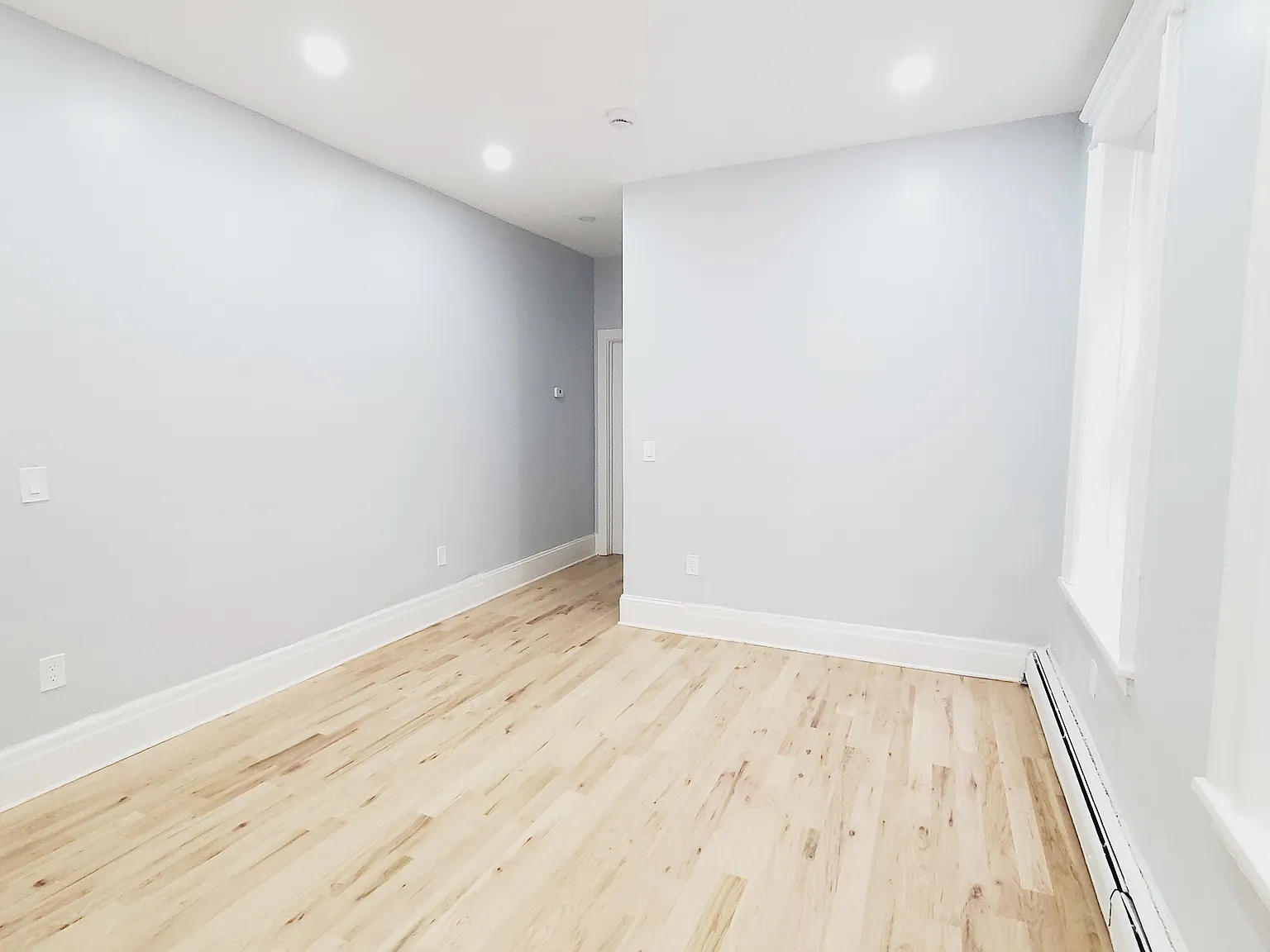 3 bed, 1000 sqft, $2,500 — Photo 2