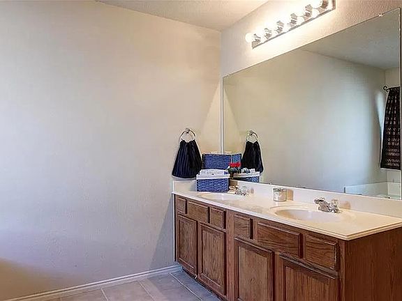 4th image of 9825 Nixon Dr