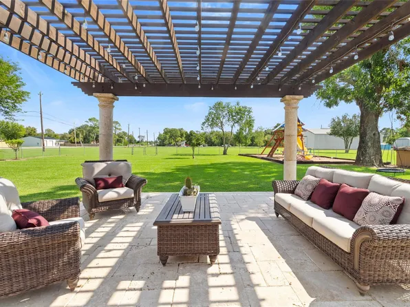 9203 Avenue G, Liverpool, TX 77577