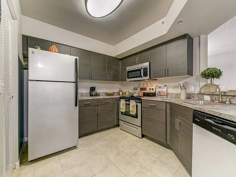 Pembroke Pines Landings Apartments — Photo 30