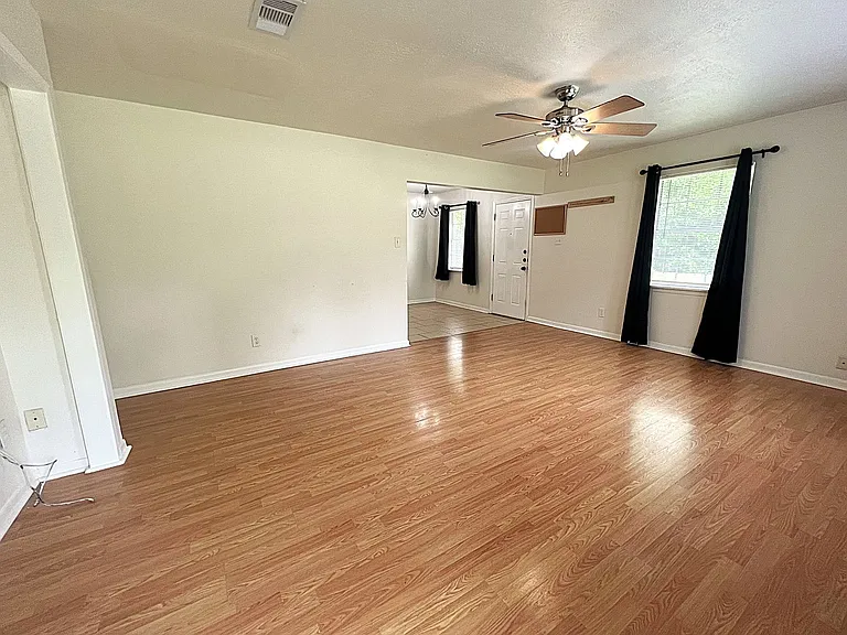 560 Beverly Dr — Photo 3