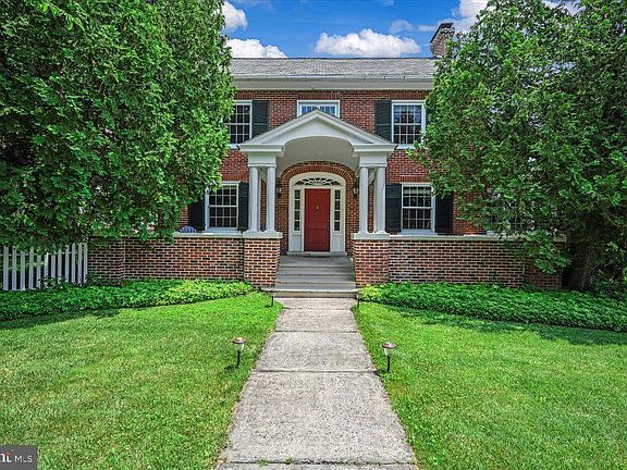 3rd image of 725 Park Hill Dr