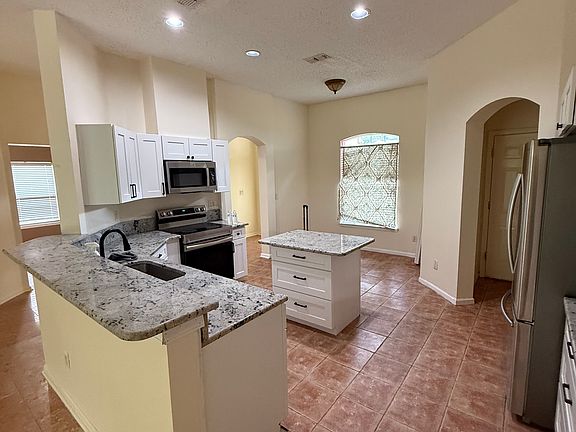 5th image of 2802 Coachman Lakes Dr