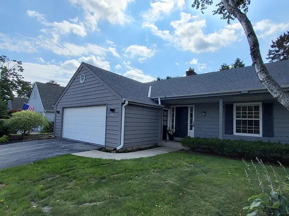 1027 W Shaker CIRCLE, Mequon, WI 53092