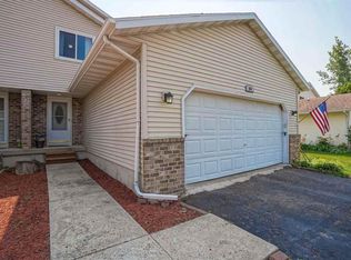 104 Woodview Dr, Cottage Grove, WI 53527