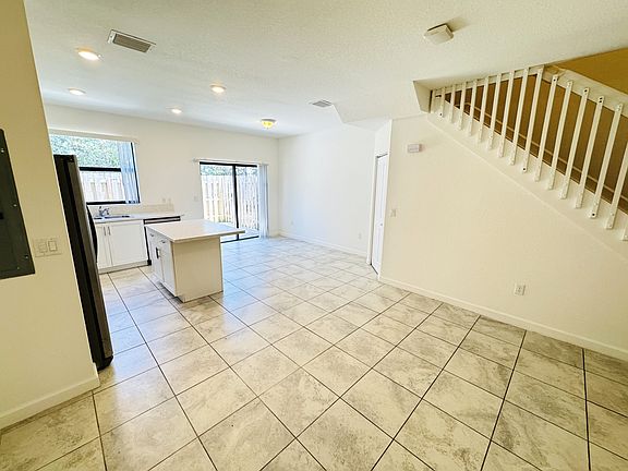 5th image of 408 NE 208th Ter