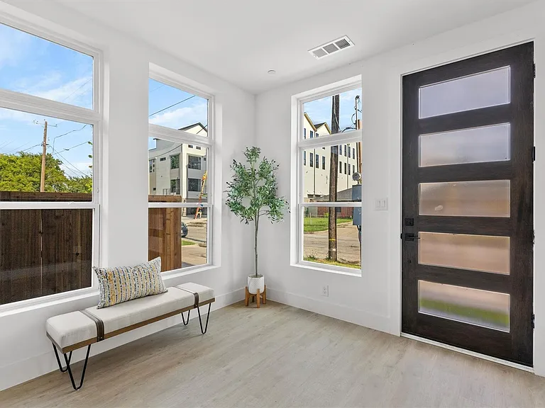 723 W 10th St #101 — Photo 3