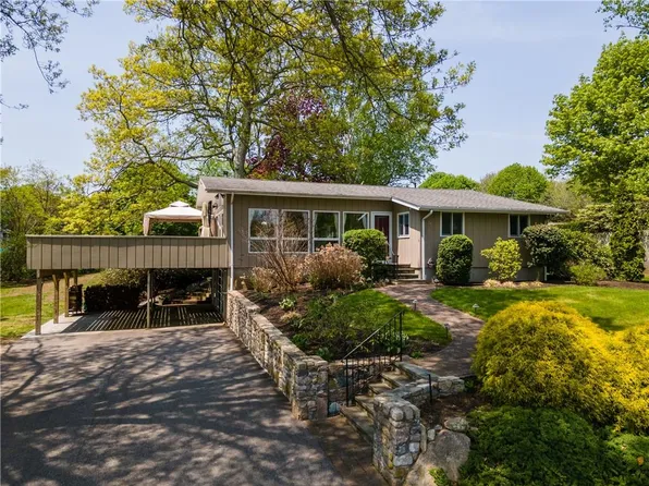 74 Lakewood Dr, Narragansett, RI 02882