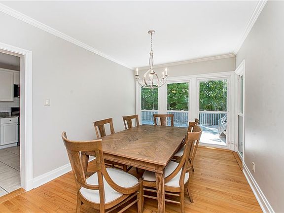 4th image of 24 Maryland Dr