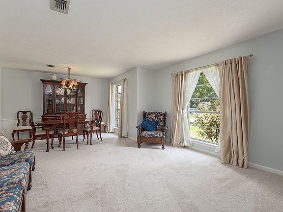 5th image of 304 Hunters Creek Dr