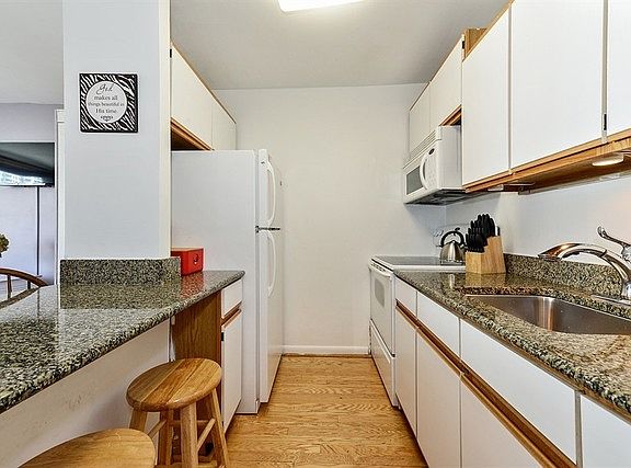 4th image of 535 N Michigan Ave APT 1215