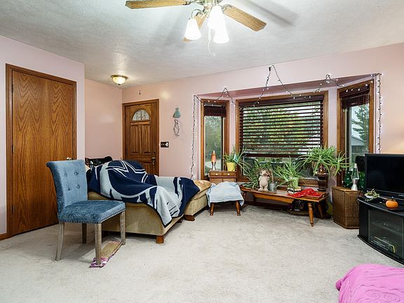 4th image of 323 Candlewick Dr SE