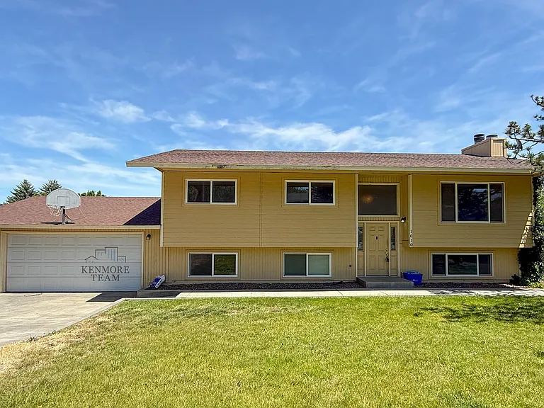 1010 W 15th Pl — Photo 1