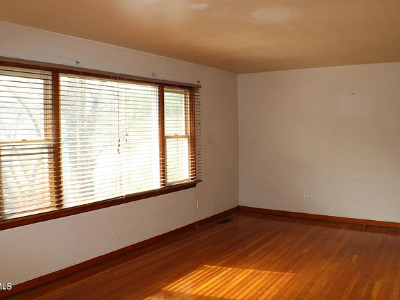 3rd image of 3988 Memorial Blvd