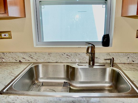 5th image of 642 Strawberry Hill Est #Qu