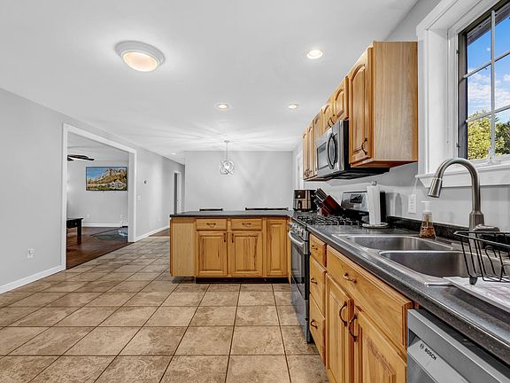 4th image of 65 Center Drive