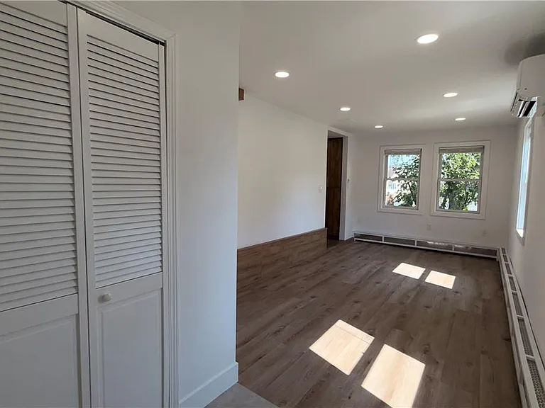 49 Seyfried Ave — Photo 6