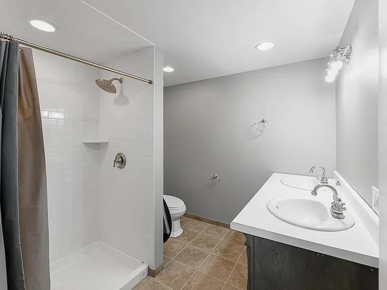 2404 Ridge Ave — Photo 12