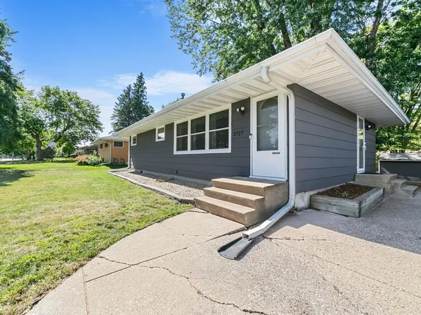 2727 Woodbridge St, Roseville, MN 55113