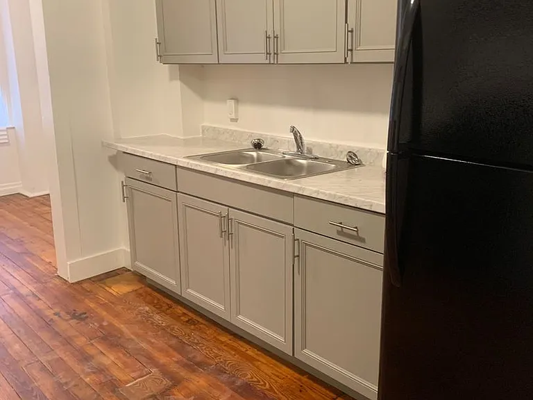 579 Smith St — Photo 4