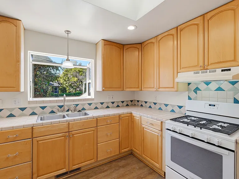 218 Mora St — Photo 24