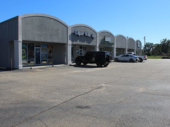 2nd image of 323 Greenville Byp