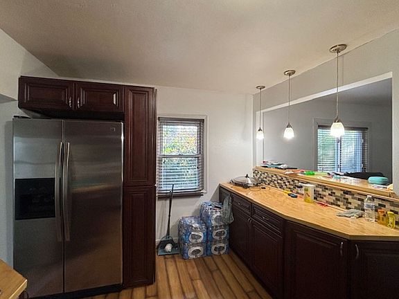 4th image of 109 14th Ave S