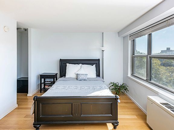 3rd image of 135 Ocean Pkwy APT 6G