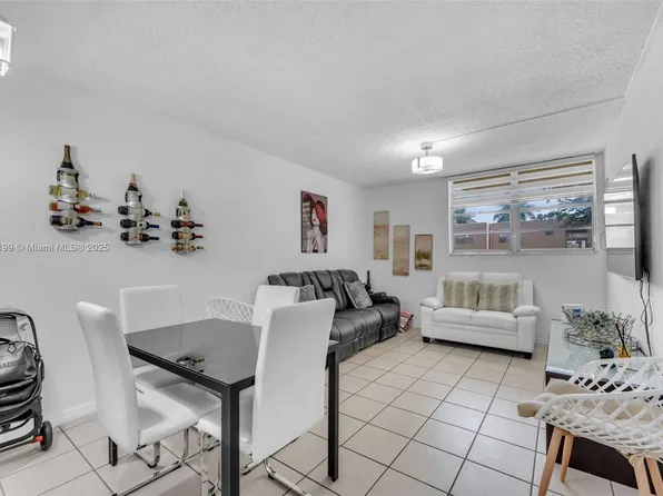 4550 NW 9th St APT 106E, Miami, FL 33126