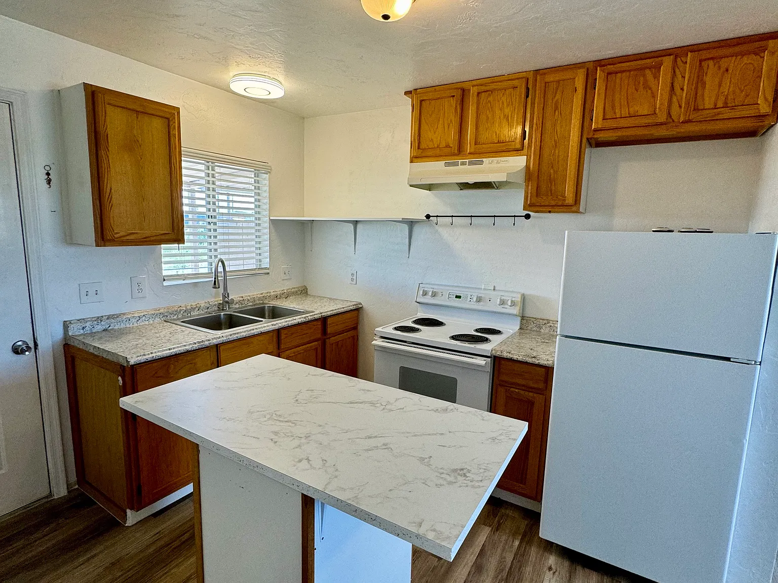 606 S Bowie Ave — Photo 2