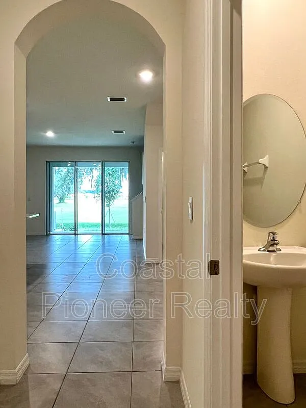 3 bed, 2.5 bath, 1673 sqft, $1,700 — Photo 3