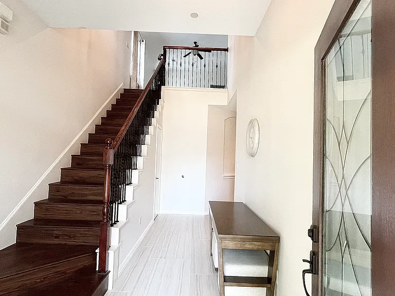 2204 Paige Ct — Photo 2
