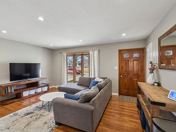 4th image of 504 N 10th St