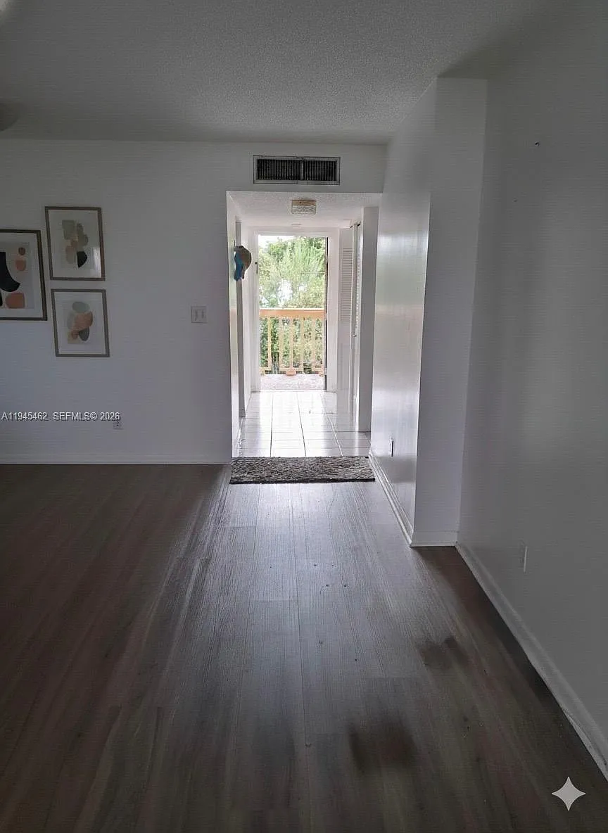 Building Photo - 5841 NW 61st Ave #304