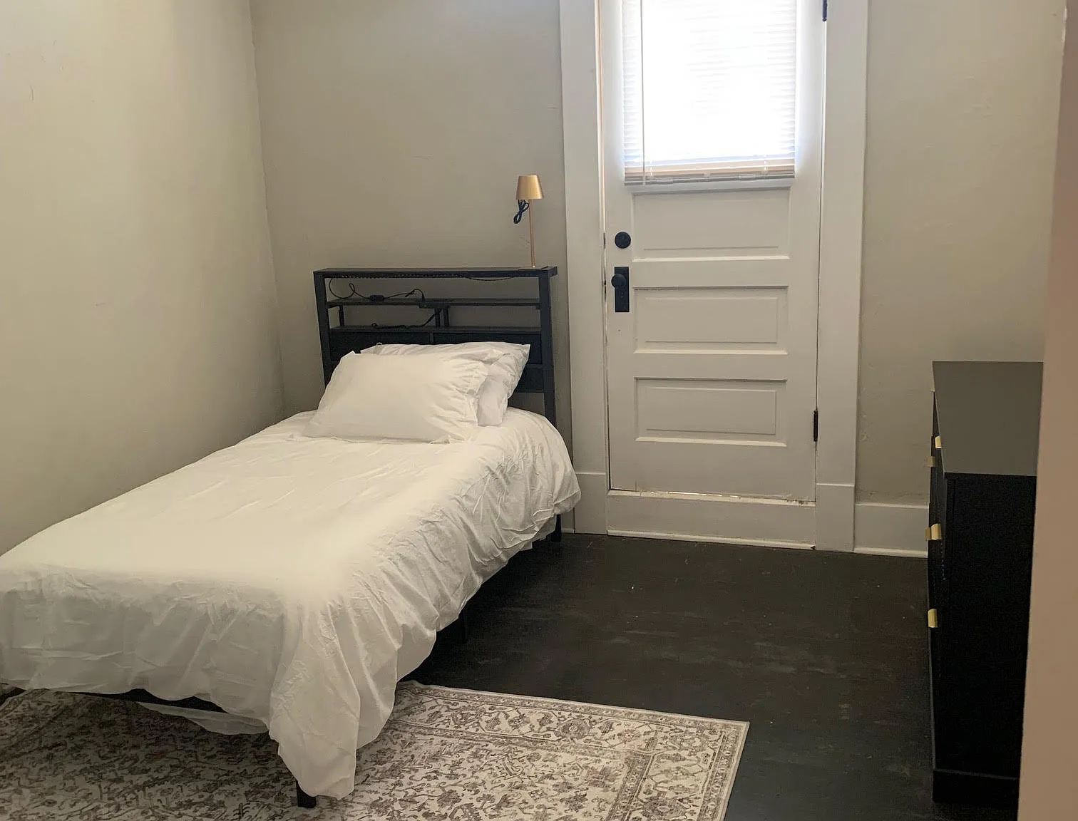 11 bed, 4096 sqft, $950 — Photo 1