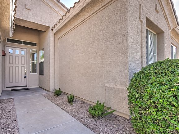 3rd image of 915 W Aloe Pl