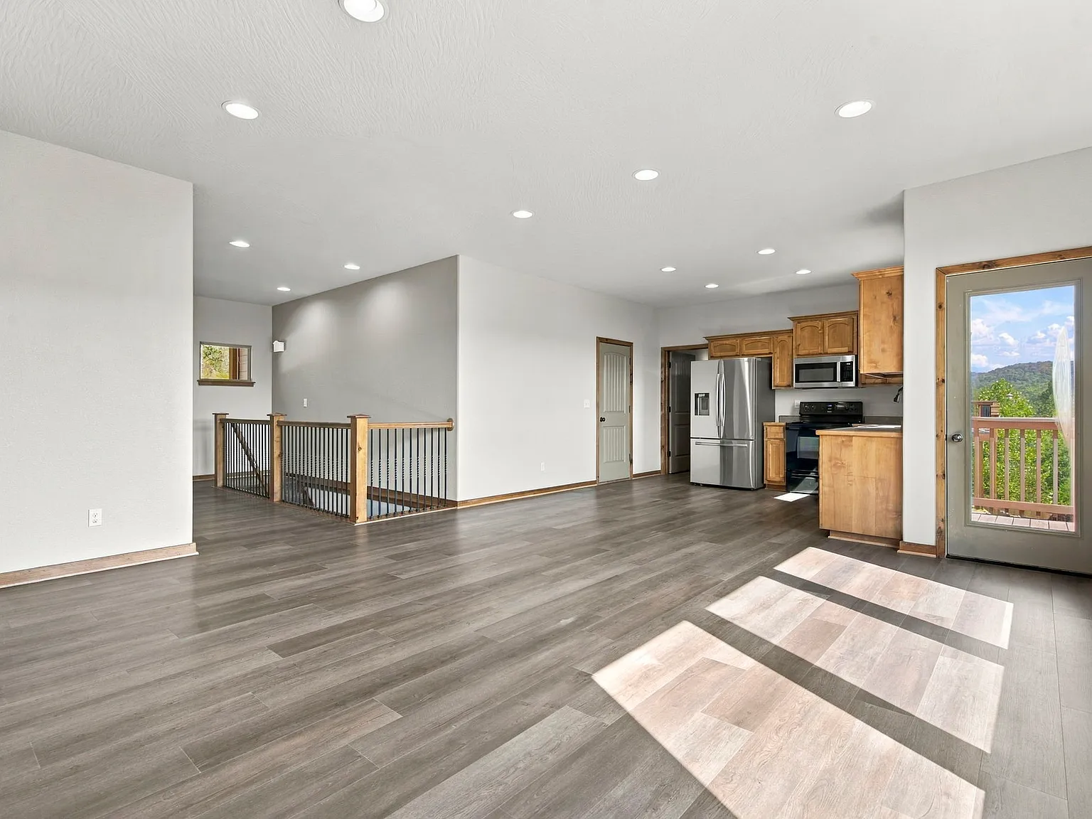 4 bed, 2.5 bath, 2048 sqft, $2,500 — Photo 3
