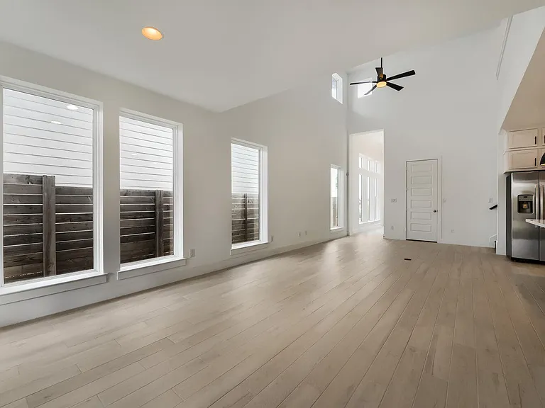 1505 Seeger Dr — Photo 10
