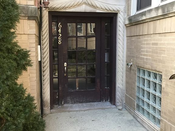 2nd image of 6428 N Francisco Ave Unit 1B